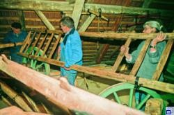 Arbeiten an einem Leiterwagen